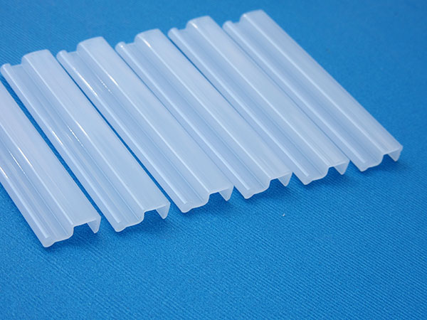 生產(chǎn)PC塑料異型材時(shí)出現(xiàn)低韌性問題應(yīng)怎么解決？